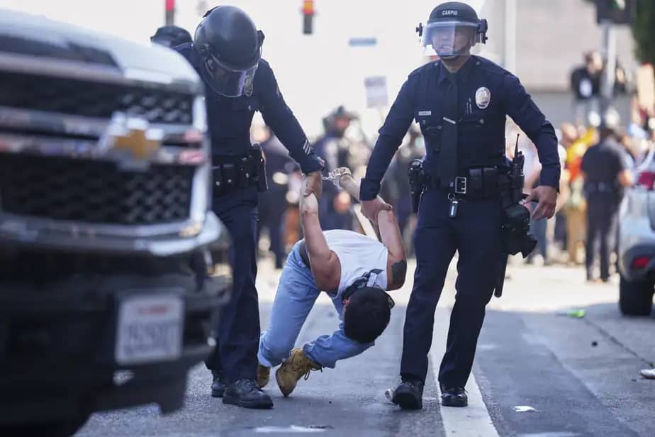 Violente répression des manifestations anti-migrants  à Los Angeles: Trump compte envoyer au front au moins 2000 militaires